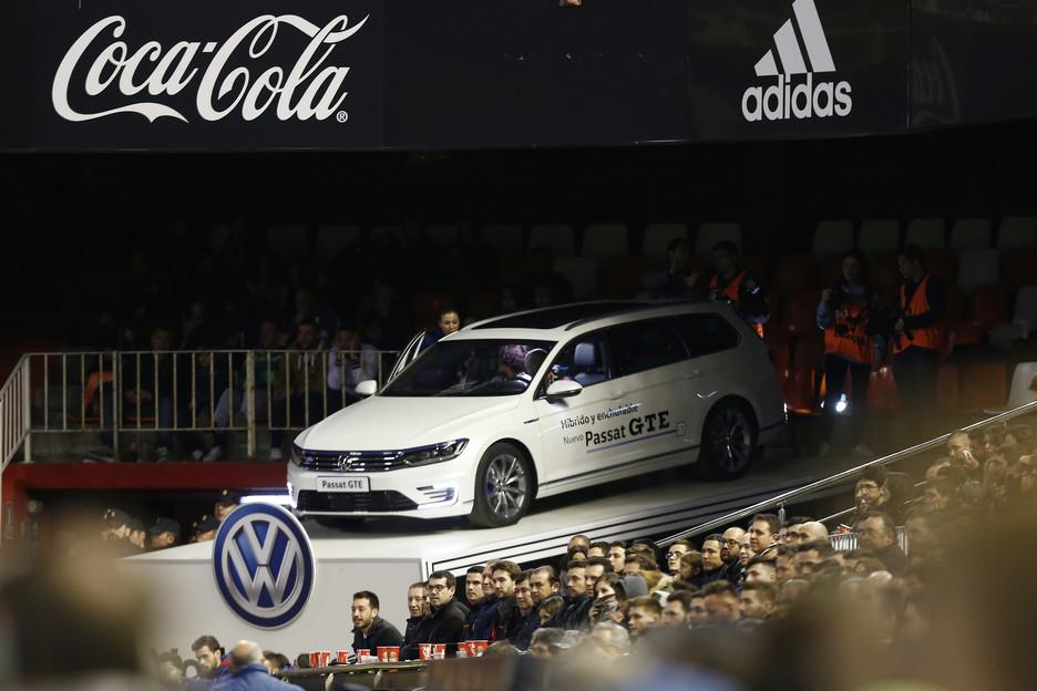 El nuevo Passat GTE, palco de lujo para dos aficionados en Mestalla