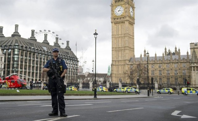 Un coche se estrella junto a las barreras del Parlamento británico tras causar varios heridos