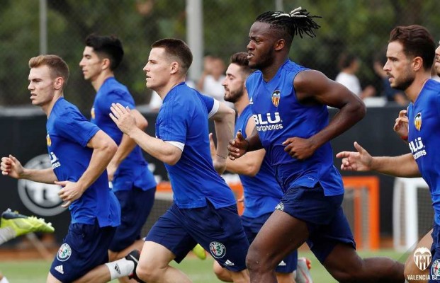Batshuayi y Gameiro ya se entrenan con la plantilla del Valencia

