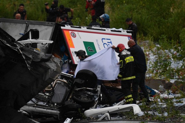 Al menos 35 muertos por el desplome de un puente en Génova 