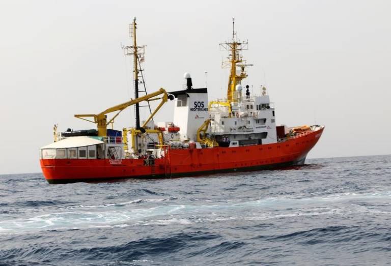 El 'Aquarius' llega al puerto de La Valeta con los 141 migrantes rescatados