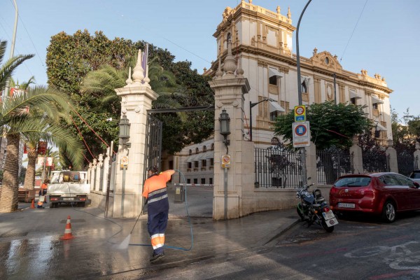 Así se limpia la 'huella' de les Fogueres en Alicante (Fotos: PEPE OLIVARES)