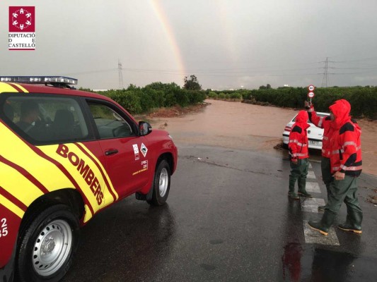 Una mujer rescatada y varios coches atrapados por las lluvias en Castellón