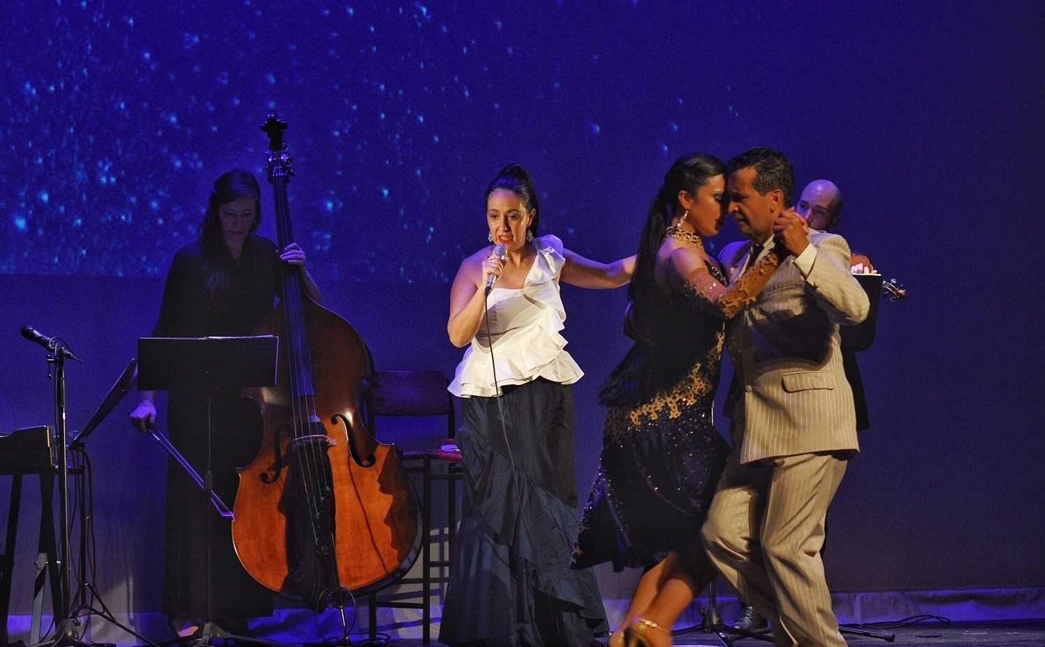 Analía Bueti rinde homenaje a Carlos Gardel con una actuación de tango dentro del festival Polisònic