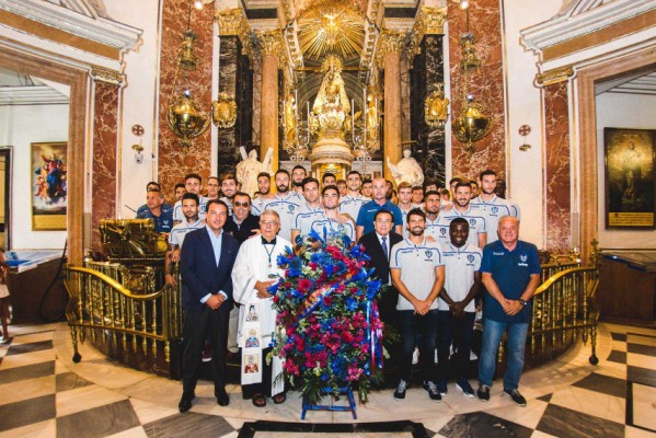 Plantilla, cuerpo técnico y consejo visitan la Basílica de València