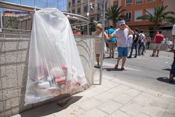 Operativo de limpieza con motivo de las 'mascletàs' (Foto: PEPE OLIVARES)