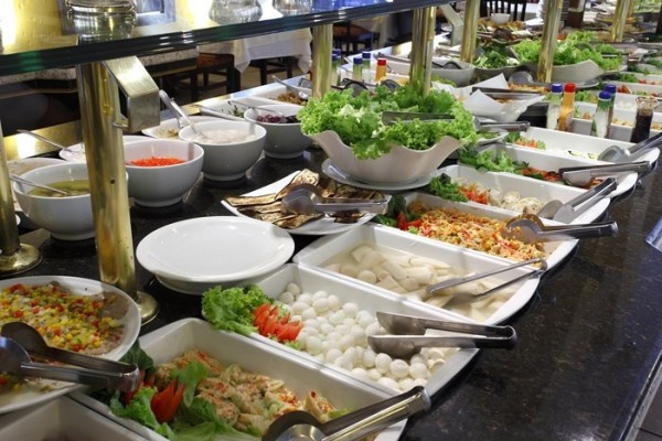 Consejos de seguridad alimentaria para verano: evitar bebidas con hielo o comida de bufés