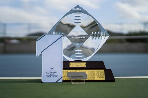 Rafa Nadal recibe el trofeo '1x10' por permanecer una década en la élite mundial
