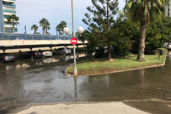 Dos playas de Alicante, cerradas al baño tras la tromba de agua