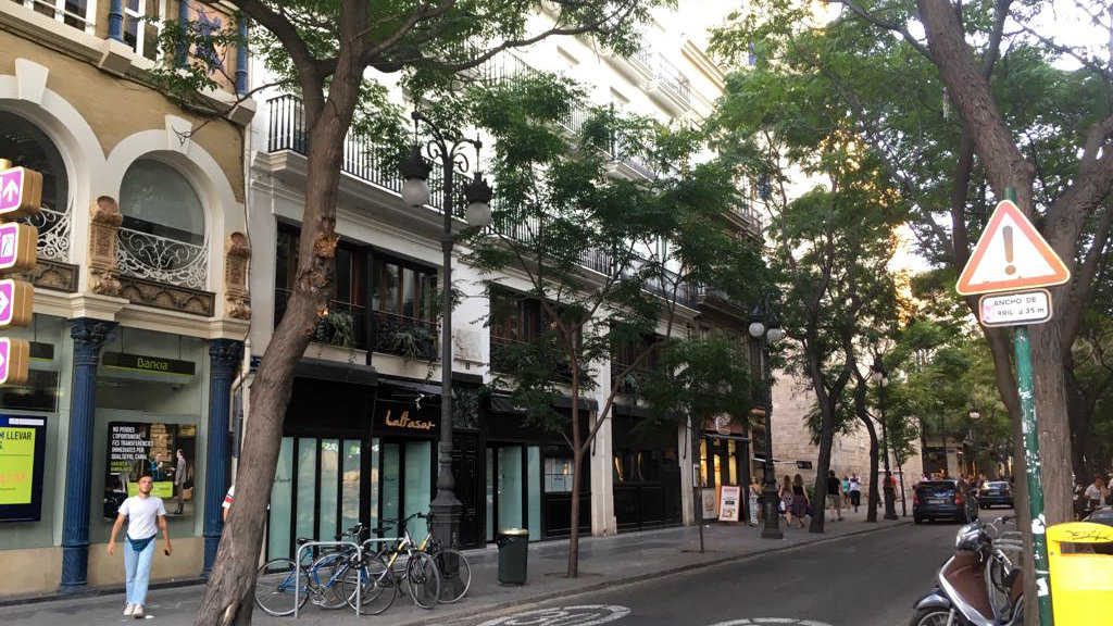 Edificio de la Calle San Vicente que incorpora Nou Tapinería SL para el alquiler turístico. Foto: VP  - 