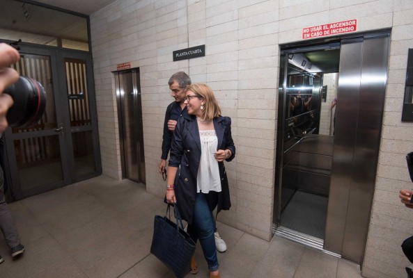 Así se ha firmado el pacto entre PP y Cs en Alicante (fotos RAFA MOLINA)