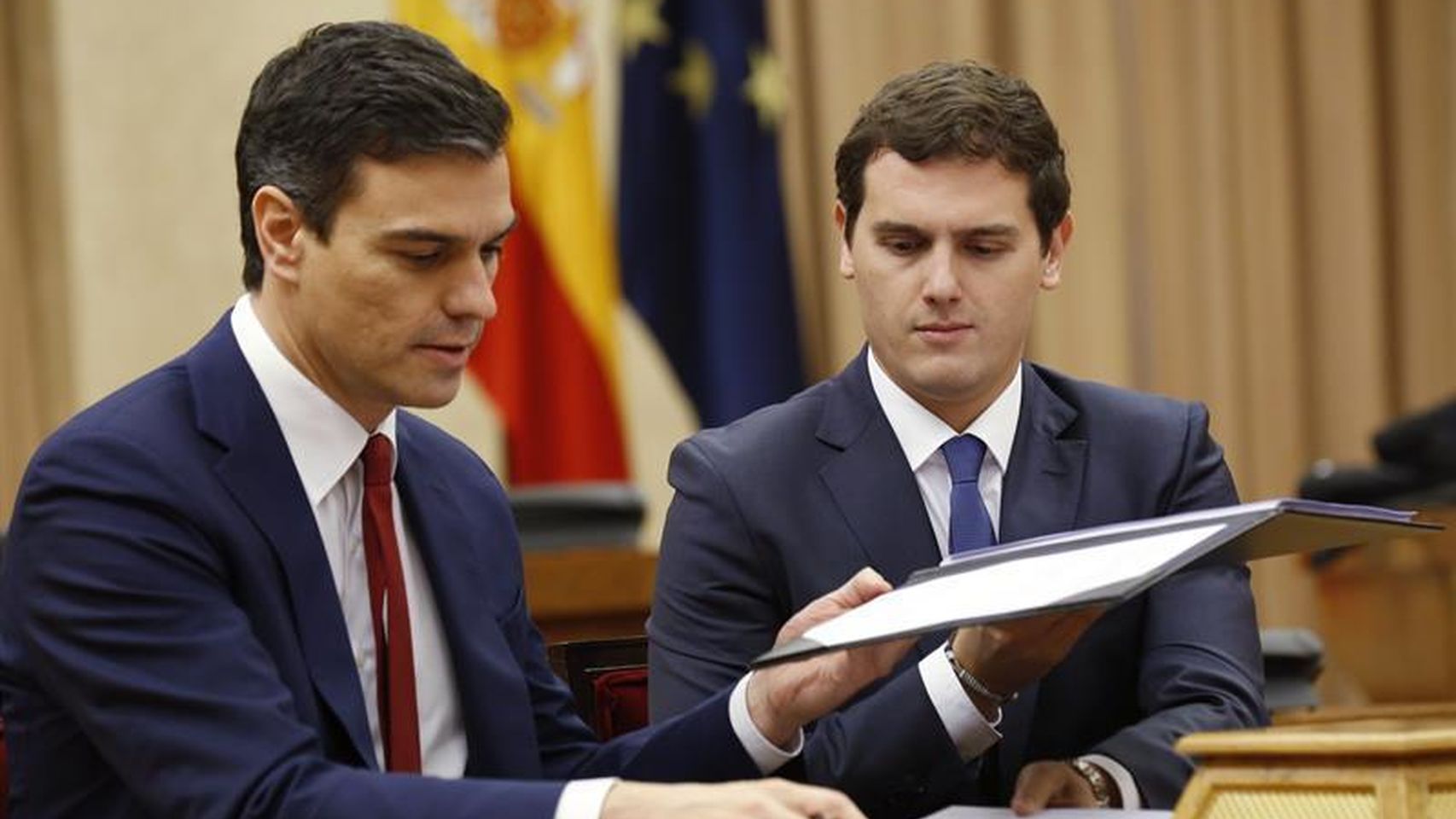 Pedro Sánchez durante la firma de su acuerdo con Albert Rivera. EFE - 