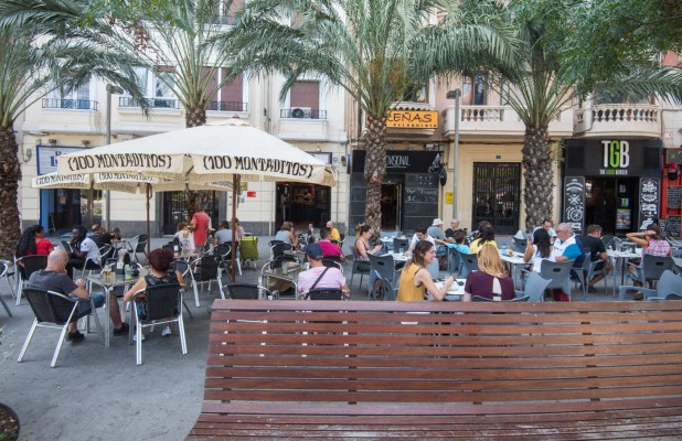 La gastronomía 'low cost' gana terreno en la Plaza de los Luceros a costa de comercios y pubs