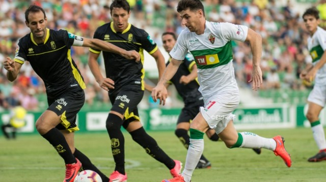 El Elche rompe la tendencia y arranca la Liga con nueve jugadores del pasado curso

