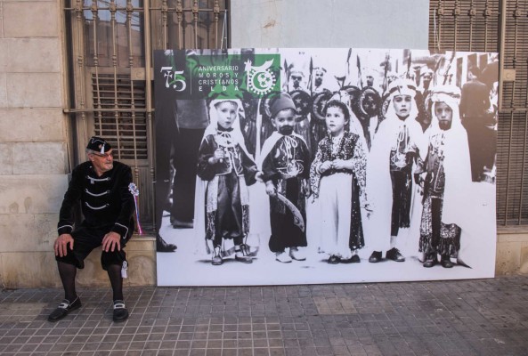 Inicio de los Moros y Cristianos de Elda (fotos RAFA MOLINA)