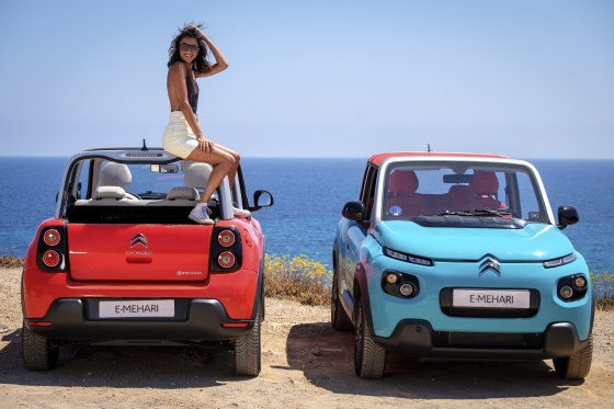 La modelo Lucía Rivera Romero amadrina el nuevo Citroën E-Mehari en Ibiza