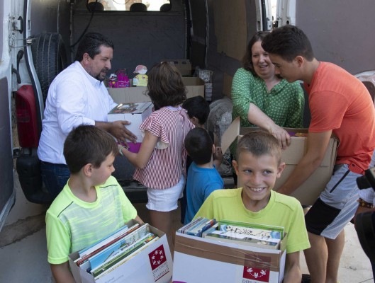 Llenan un furgón de libros infantiles para el pueblo menos habitado de Castellón