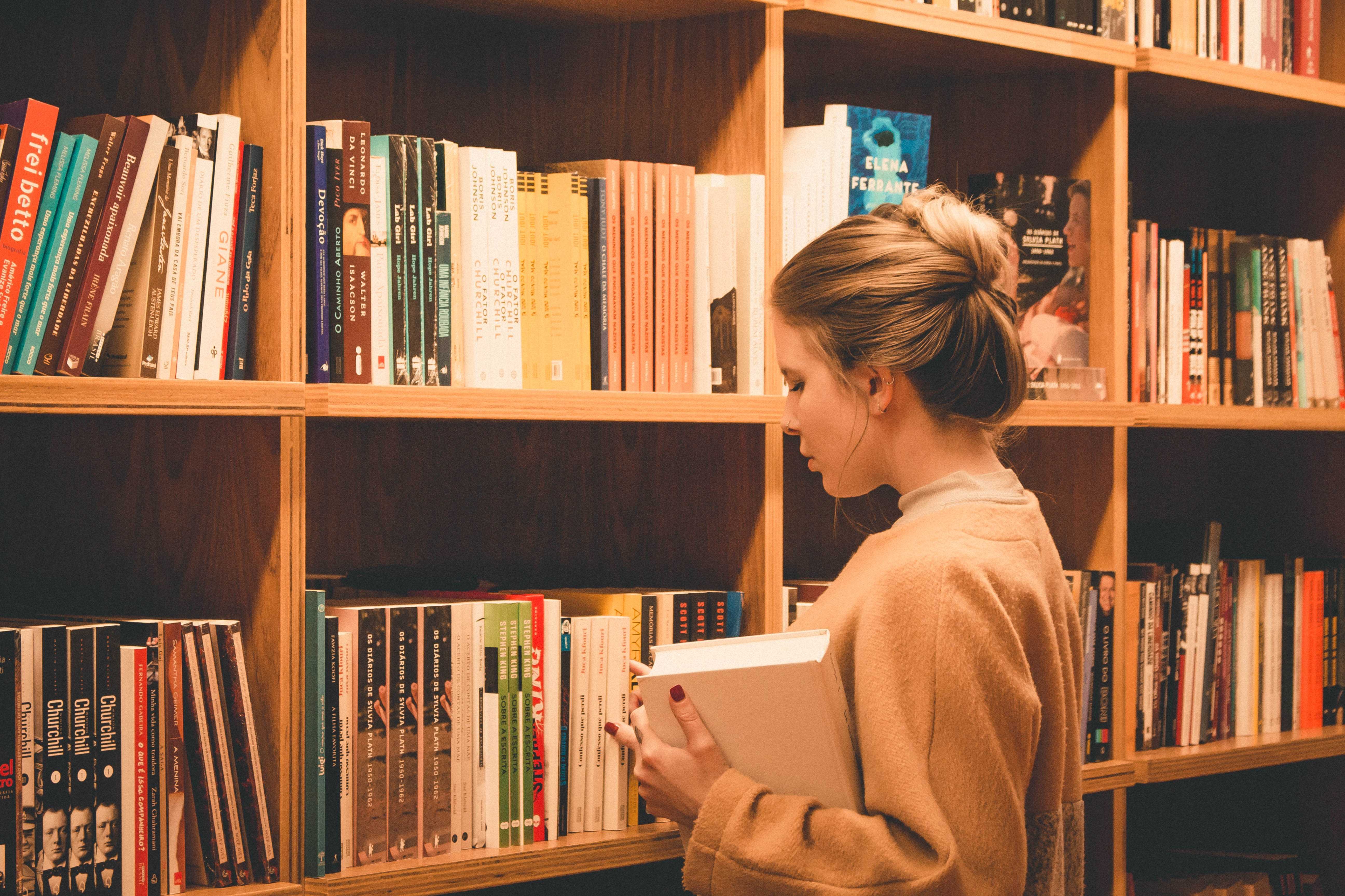Un incunable de 'La Divina Comedia' y otros tesoros que alberga la Biblioteca Histórica 