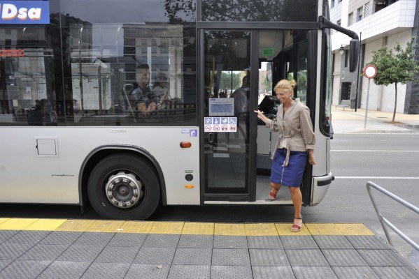 Castelló completa la colocación de plataformas para mejorar la accesibilidad en las paradas de bus
