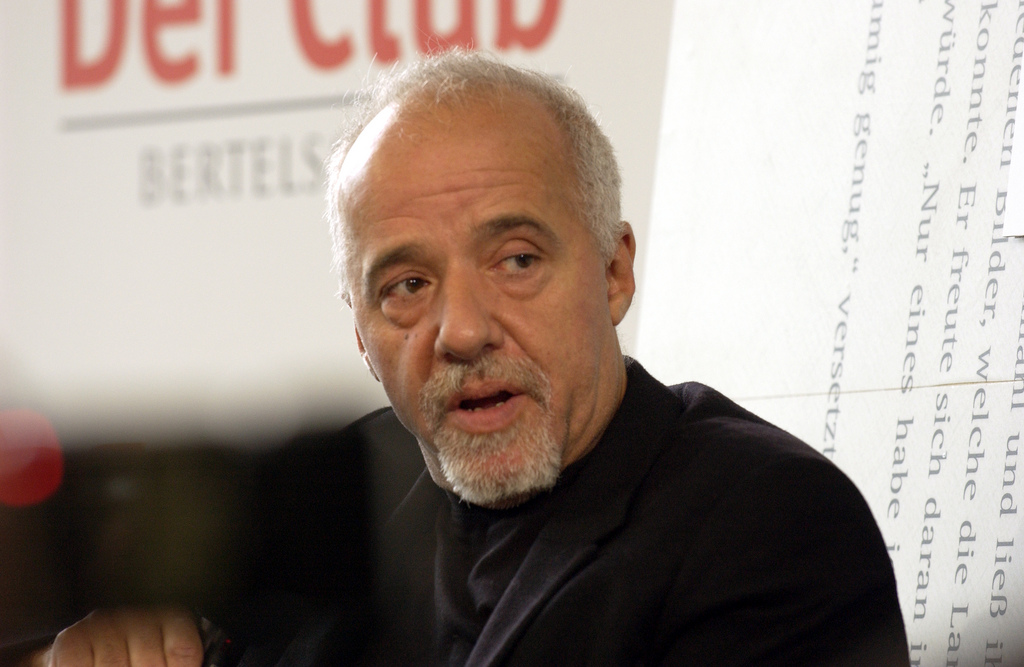 La excéntrica entrevista a Coelho se convierte en un poema viral con firma valenciana