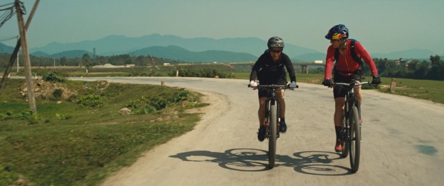 Blood road: El viaje en bicicleta de una estadounidense a los lugares que bombardeó su padre en Vietnam
