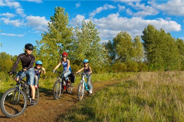 Expertos aseguran que montar en bicicleta reduce el riesgo de sufrir infartos y evita las depresiones
