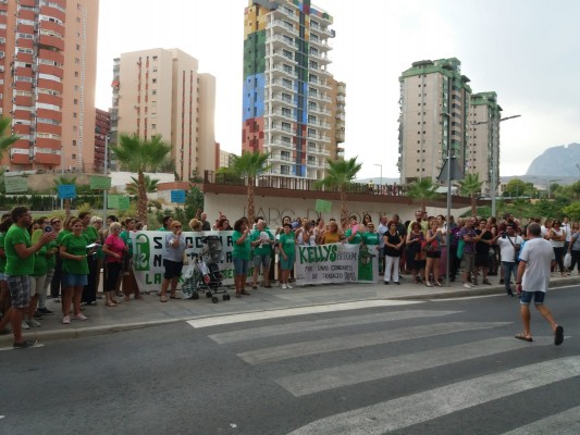 Las camareras de piso de Benidorm protestan ante un hotel por sus derechos

