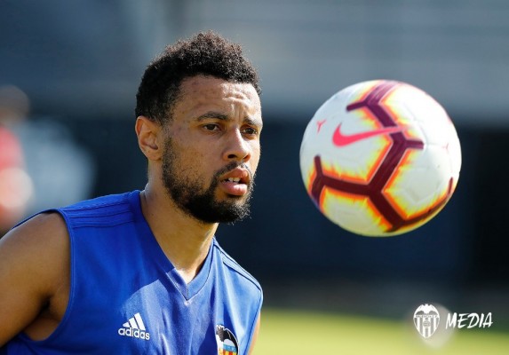 Coquelin regresa al trabajo con el grupo y Garay no llega a Barcelona