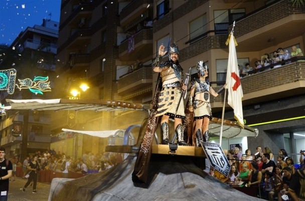 La defensa bizantina y los diseños bélicos de Da Vinci llenan de color la entrada Morocristiana de Ontinyent
