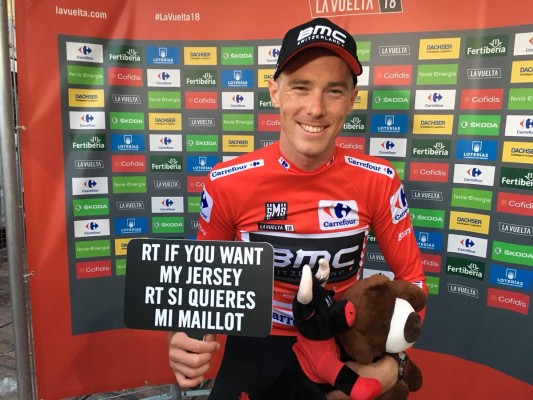 Rohan Dennis vuelve a estrenar el maillot rojo de la Vuelta