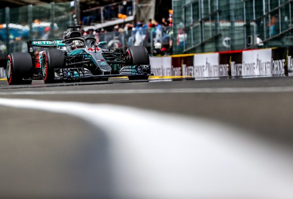 Hamilton, riesgo y premio bajo la lluvia

