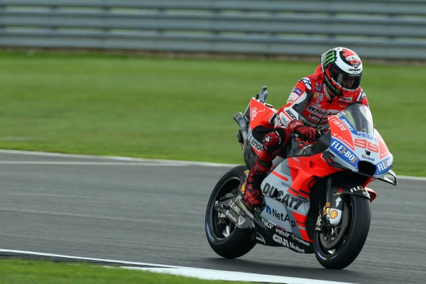 Lorenzo manda, Márquez quinto y Rossi sucumbe a la estrategia

