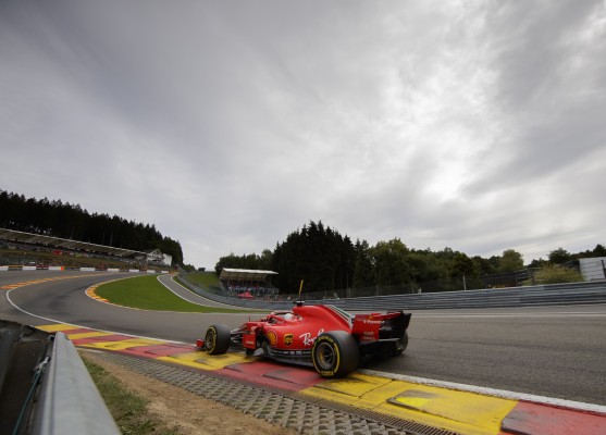 Vettel impone la ley del Ferrari en un caótico inicio en Spa

