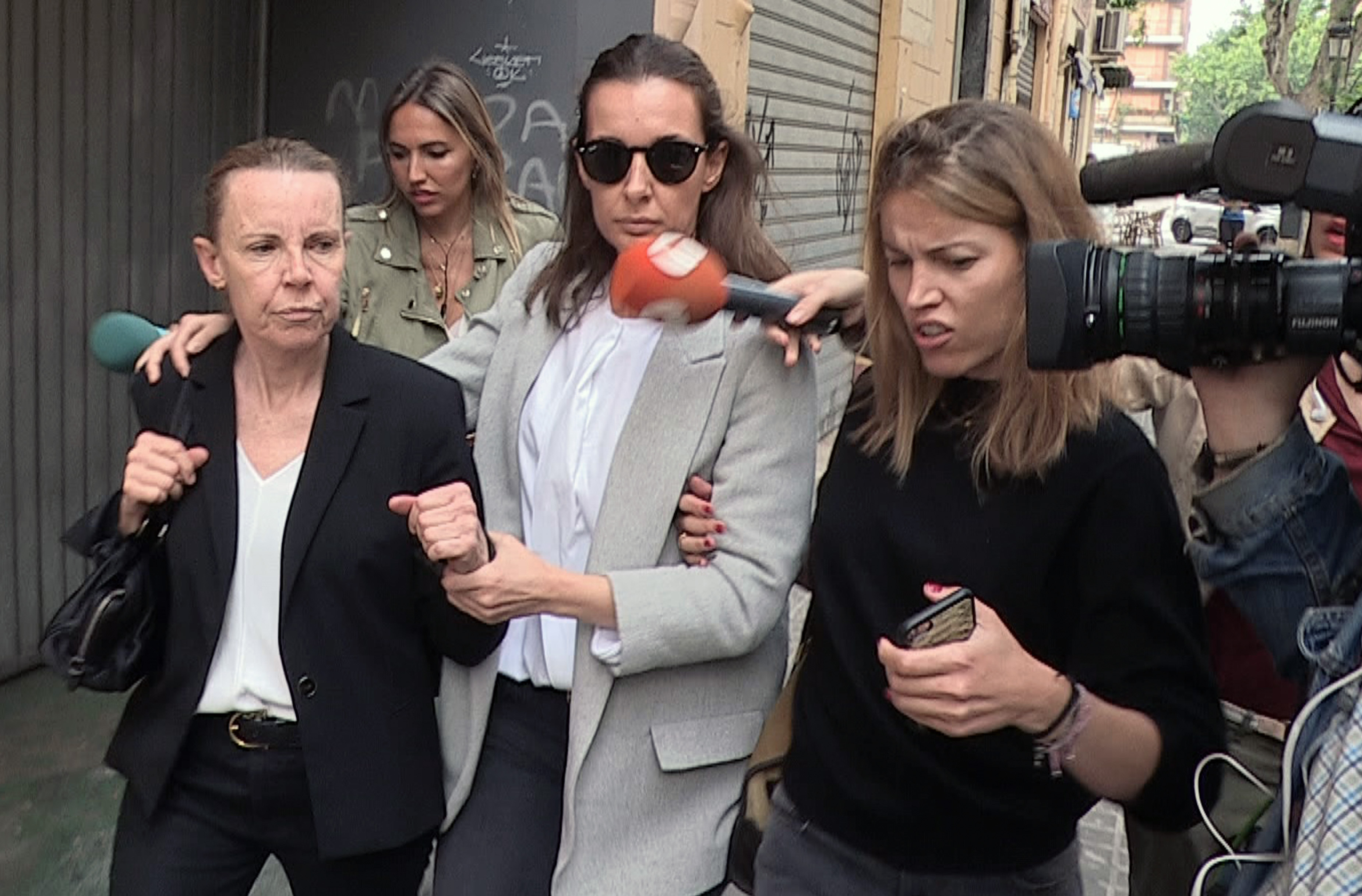 La esposa de Zaplana, Rosa Barceló, con sus hijas Rosa y María. Foto: EFE/Eusebio Calatayud - 