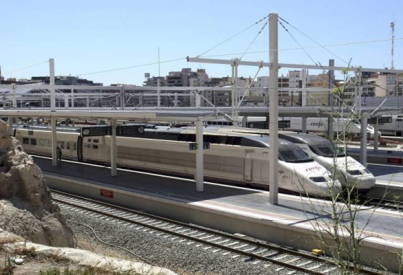 Renfe reduce la velocidad de los AVE Madrid-Alicante para remotorizar los trenes