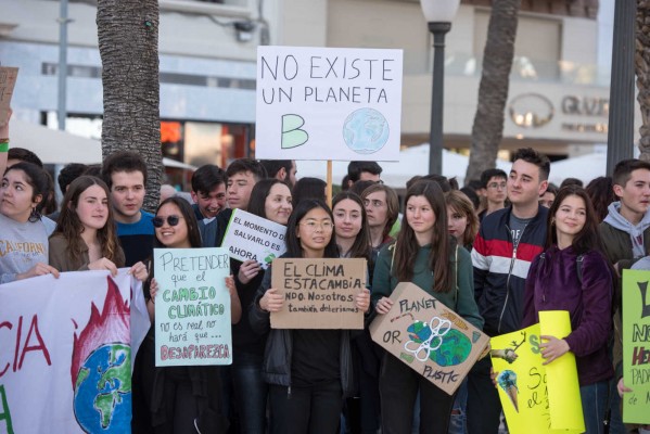 Manifestación de estudiantes contra el cambio climático en Alicante (Fotos: RAFA MOLINA)