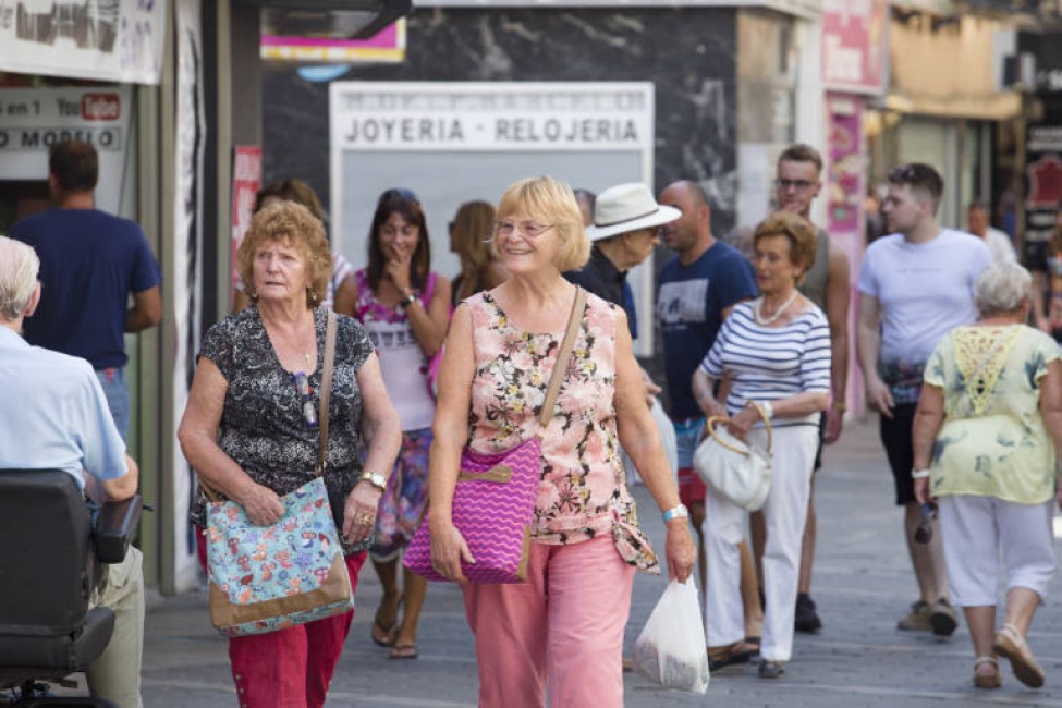 Una pareja de turistas protegen sus bolsos mientras pasean. Foto: PEPE OLIVARES - 