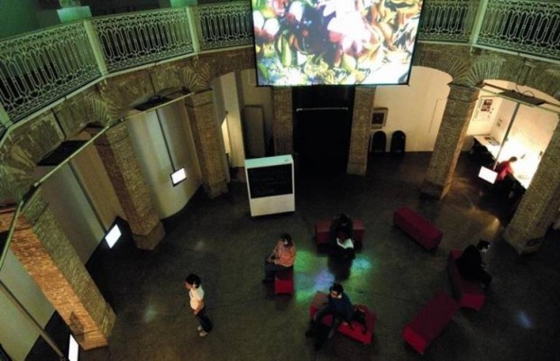 A tiros contra 1.400 copas de vino tinto: la performance de Greta Alfaro en la Gallera 