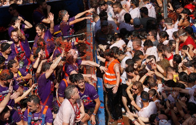 Comienza la batalla más roja con 20.000 participantes en la Tomatina
