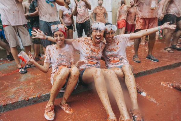 Unas 20.000 personas se lanzan 145.000 kilos de tomates en Buñol en una Tomatina de 'récord'
