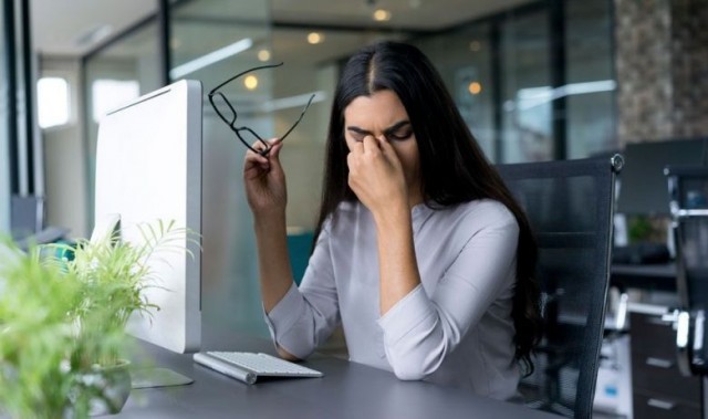 Las actividades que implican atención visual, como usar un ordenador, facilitan el desarrollo de ojo seco, avisa experto