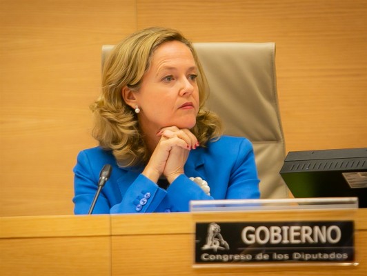 Calviño defiende la senda de déficit y asegura que es 