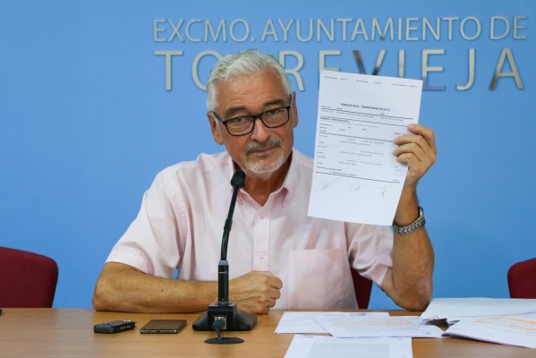El alcalde de Torrevieja admite que no puede pagar las nóminas de agosto por los reparos