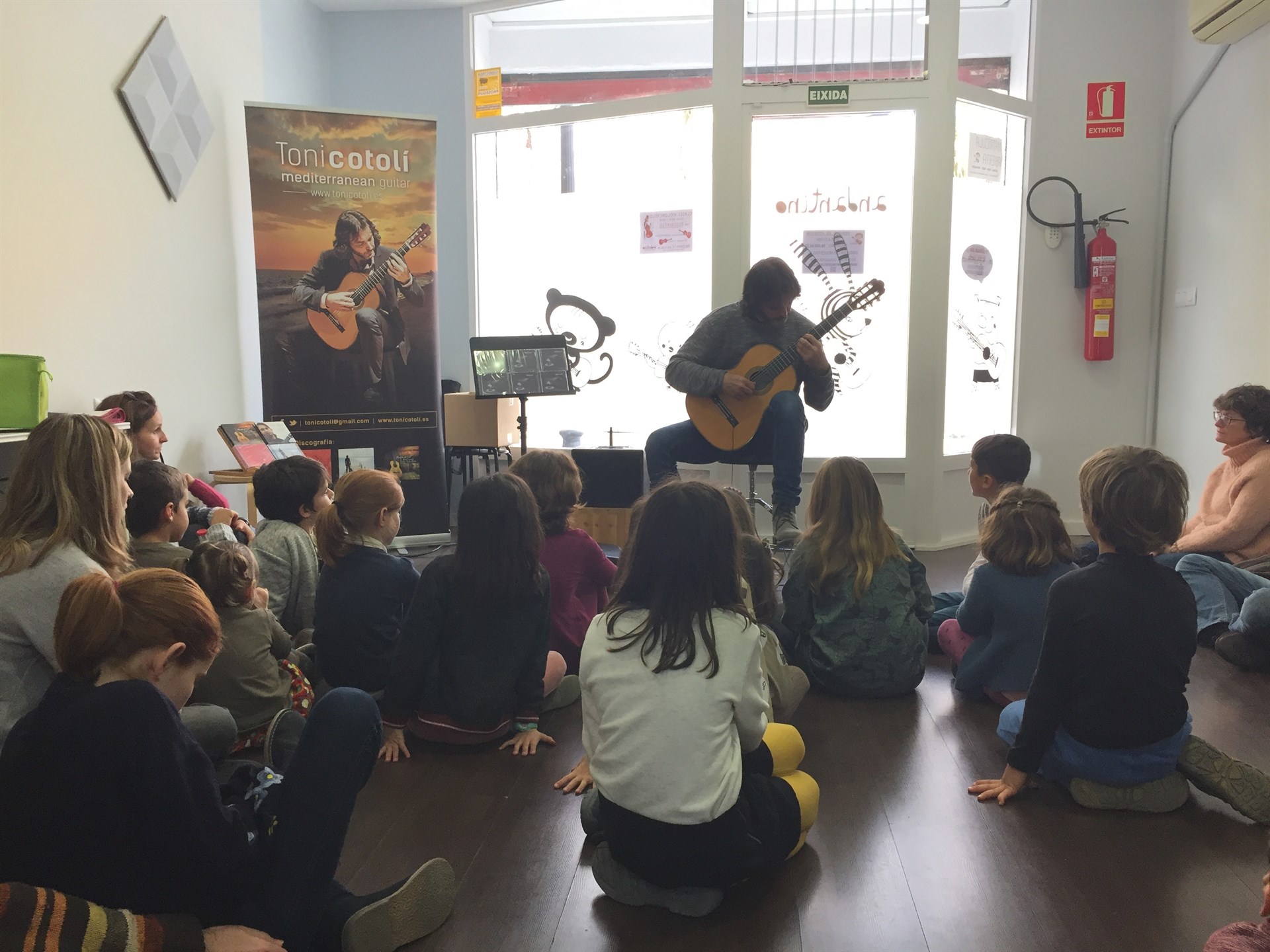 Toni Cotolí se alía con 25 niños guitarristas para interpretar a Albéniz, Metallica y Coldplay