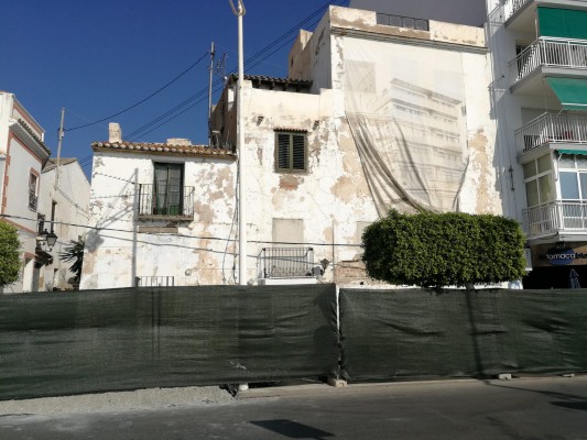 Altea derriba un conjunto de casas protegidas declaradas en ruina frente al mar