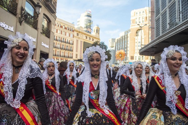 Desfile de las fiestas de la Costa Blanca en Madrid (Fotos: ÁLVARO MINGUITO)