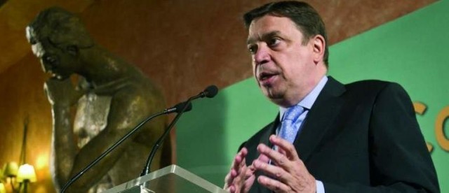 Planas dice que el Gobierno no modificará el precio del diésel profesional