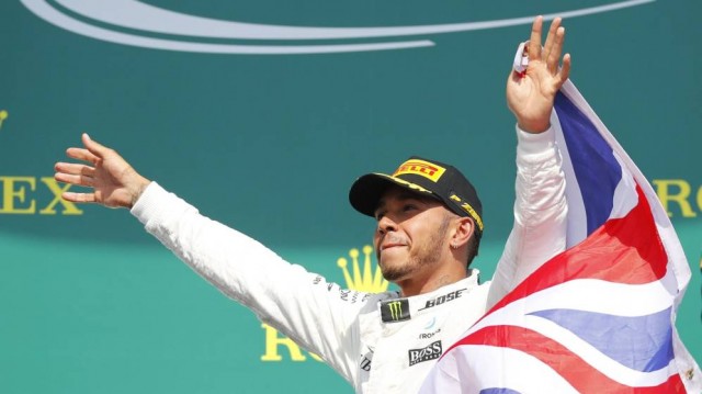 Hamilton refuerza su liderato al ganar en Monza