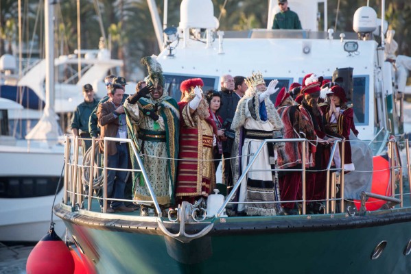 Cabalgata solidaria de los Reyes Magos en Alicante (Fotos: RAFA MOLINA)