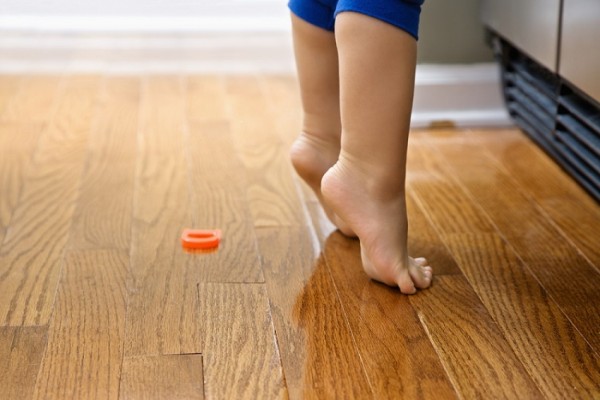 Andar de puntillas y caerse con frecuencia, signos de posibles problemas en los pies de los niños